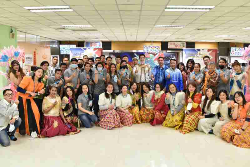 友達推動「安心、、、創新、、用心、、、、同心、、盡心」五星職旅，，，，為菲籍員工打造全方位照護，，首度贏得「人權實踐與發展領袖獎」殊榮