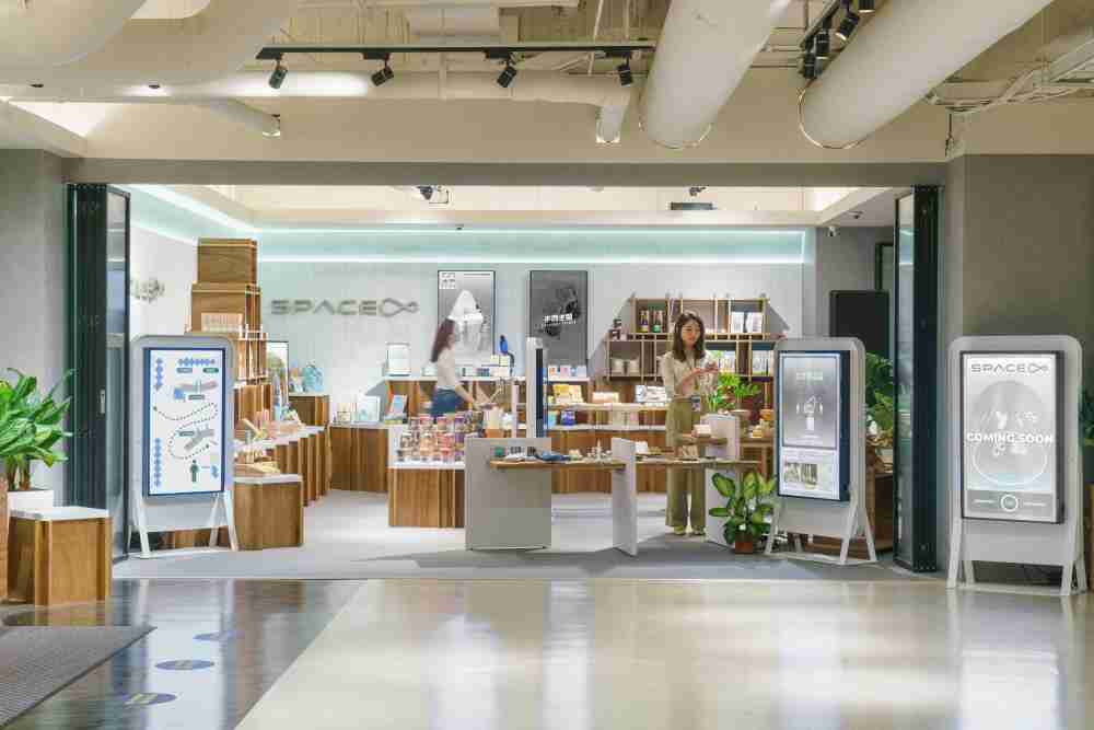 赏金国际打造永续选物商店，，展示社企及社创商品，，结合创利空间所开发的智能零售系统，，，，整合多元产品信息，，，，让无人商店扮演公益行动的推手