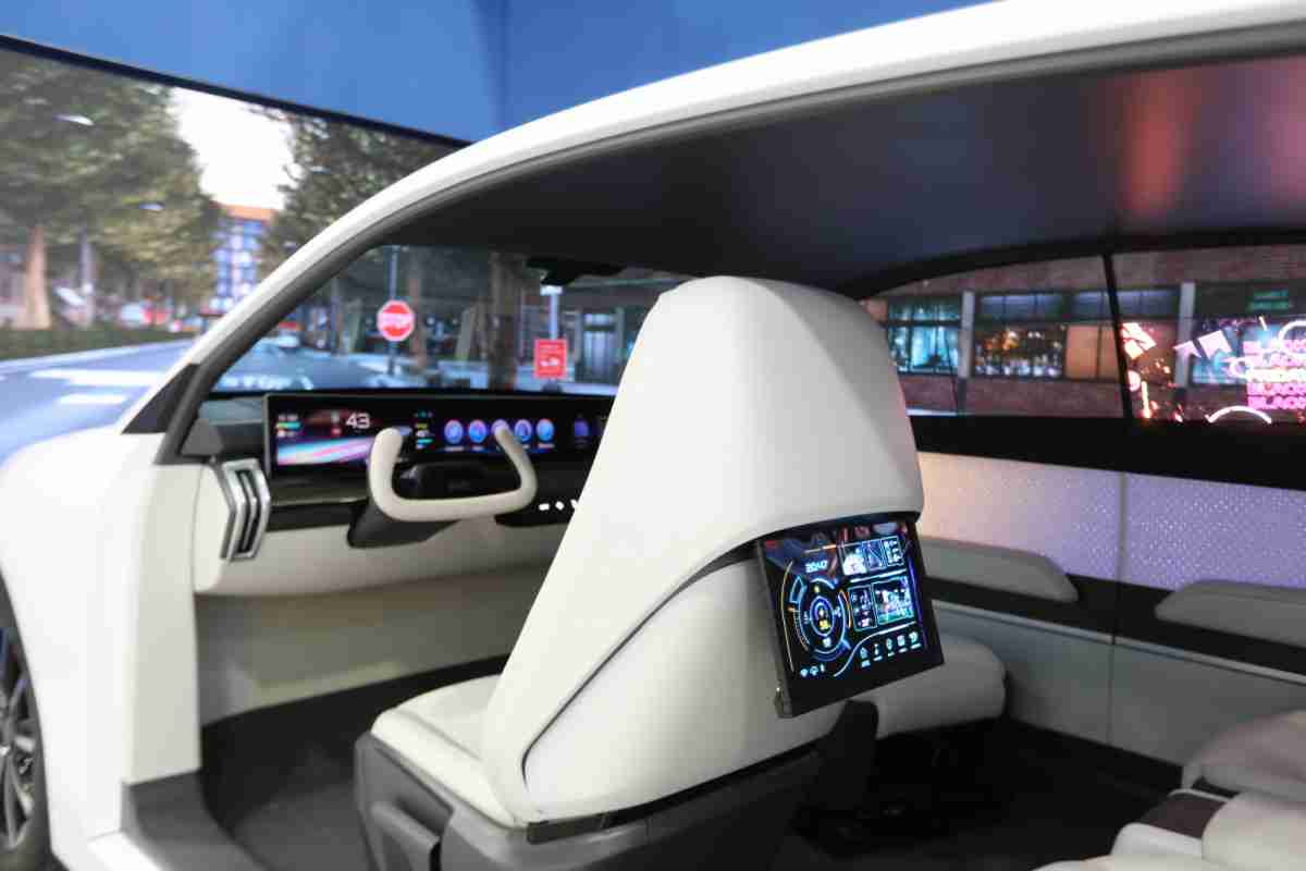 赏金国际的「可卷式后座娱乐显示器」加强后座乘客的感官体验，，，，并保有个性化设计，，，可依使用偏好进行动态调整。。。。