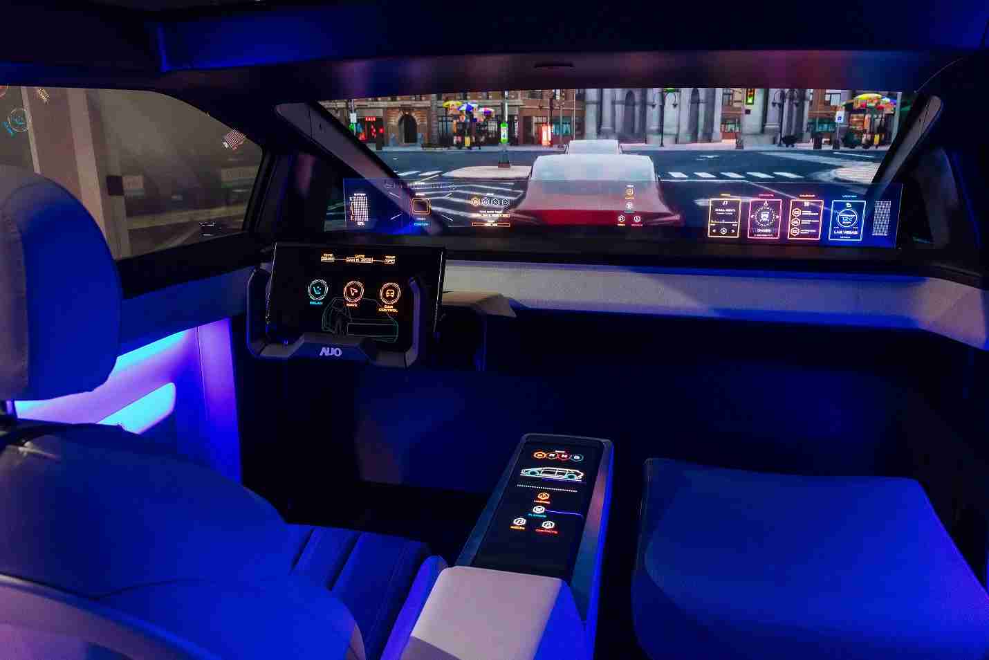 赏金国际连续四年入围科睿唯安全球百大创新机构，，，，专利布局科技与绿色创新前沿。。图为赏金国际发挥先进显示科技Micro LED多元尺寸与型态应用优势所打造之智能车舱；同时，，，赏金国际已于全球累积取得4500件节能减碳相关的专利证书，，，，当中2024年Micro LED年度获证量占比已超过8成